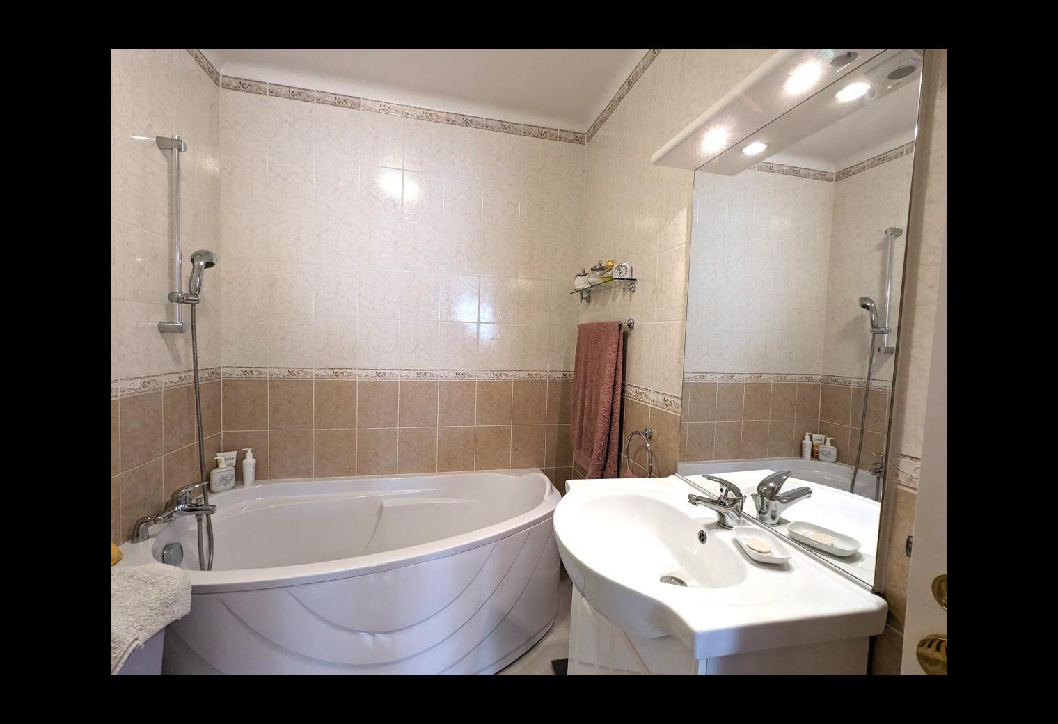 d22229ca-ec86-4f29-8aa9-5f979a9d428f.jpg