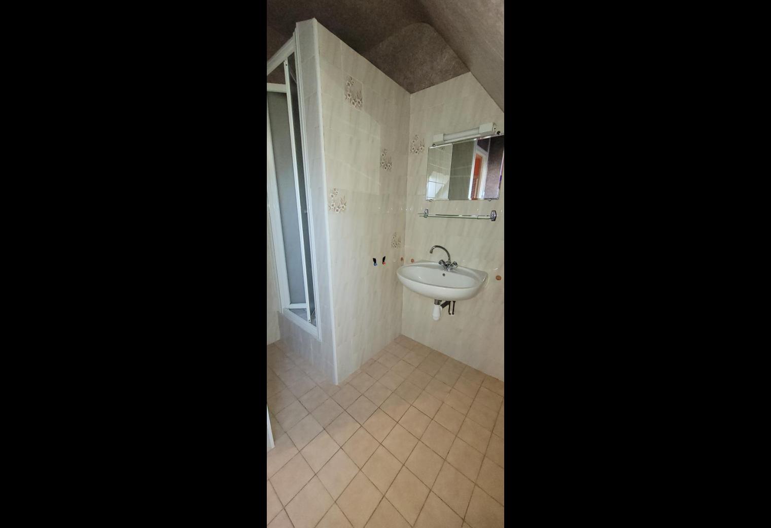 f39d9da3-8e33-46aa-b83a-2f4225362220.jpg