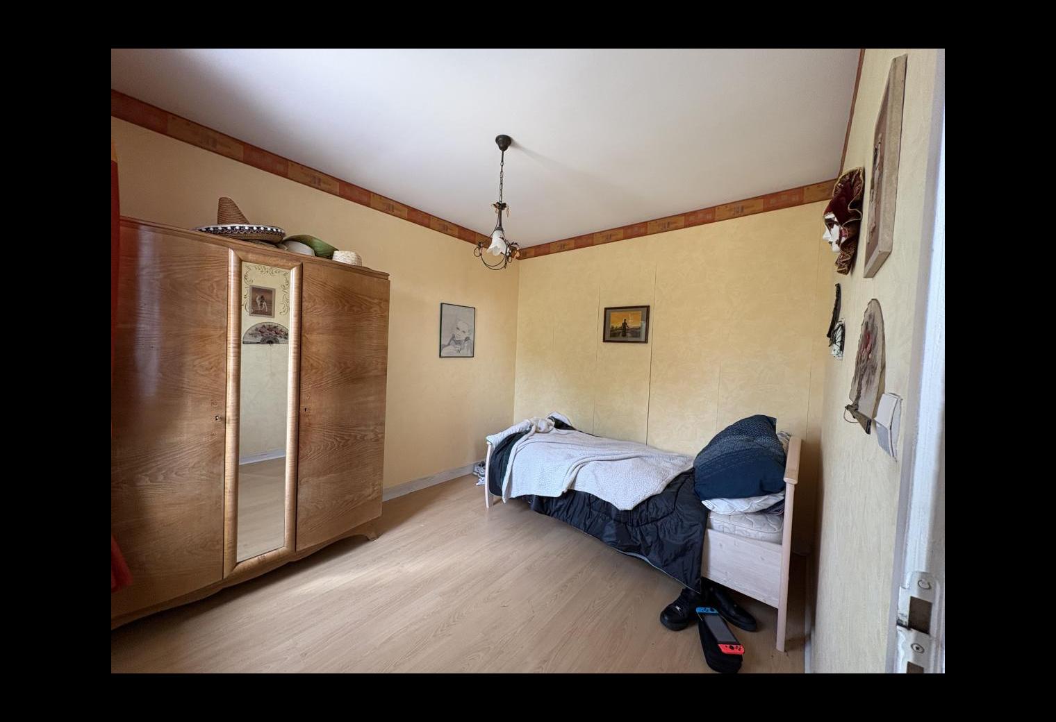 c3d72c28-cce8-40e2-8be8-baed2c830d4e.jpg