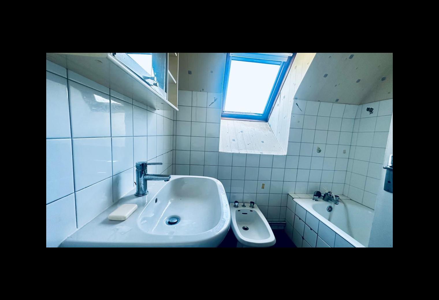 d5381dea-3261-42e9-a9aa-40e75f0c9e44.jpg