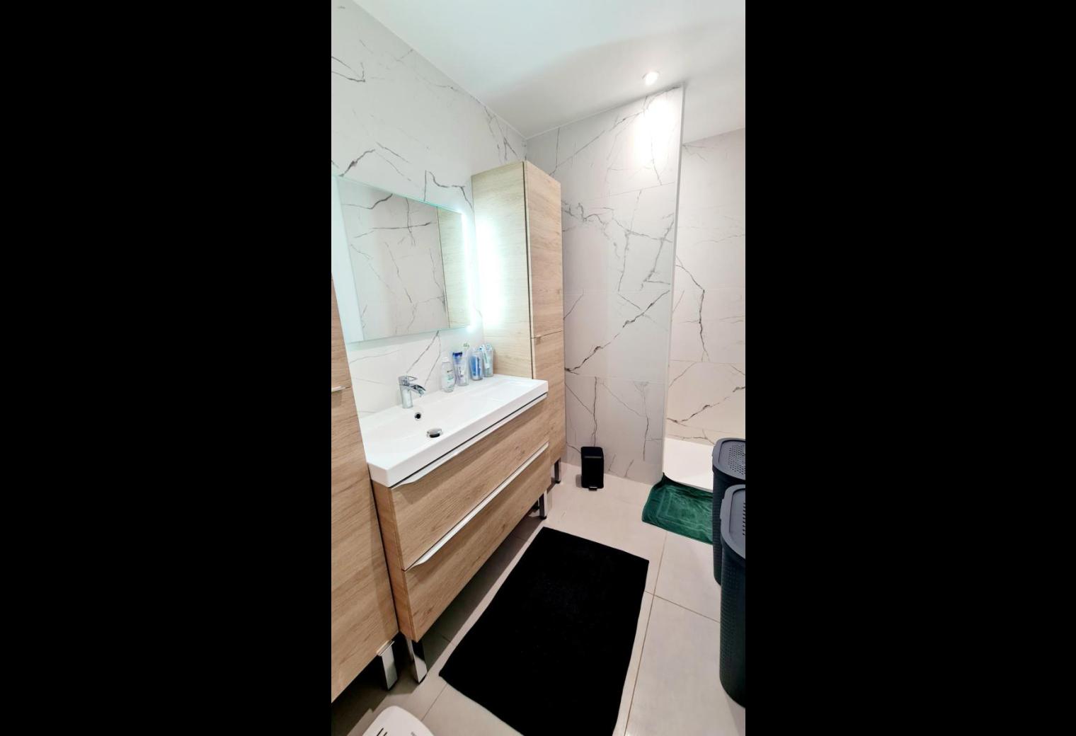 60c5dabf-7e55-463d-a834-055f63b66807.jpg