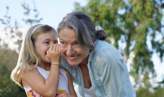 Grand-mère et petite-fille 